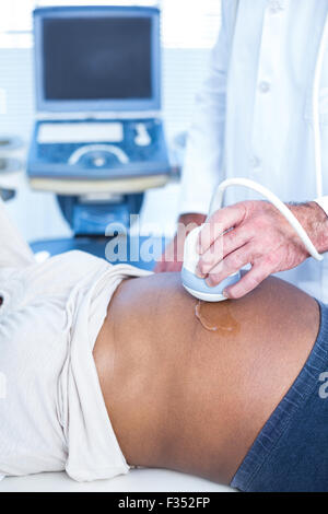 Erhöhte Ansicht der männlichen Arzt Ultraschall auf Frau Stockfoto