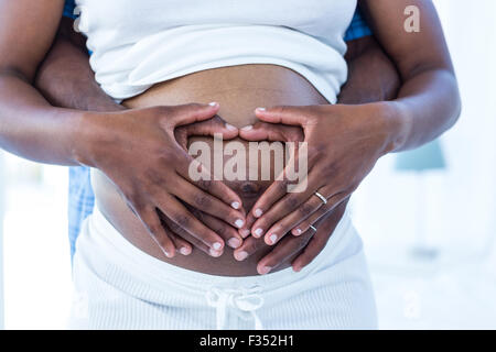 Mittleren Bereich von Mann und Frau machen Herzform Stockfoto