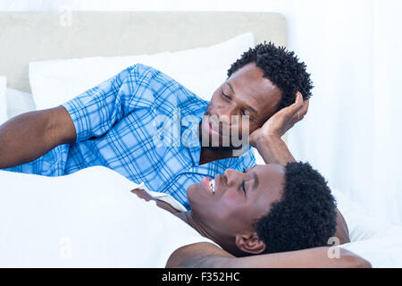 Freuen uns schwangere Frau auf Bett liegend Stockfoto