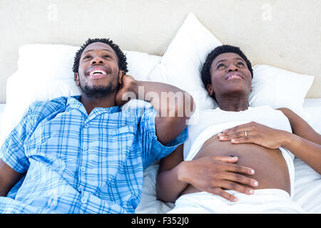 Erhöhte Ansicht des Paares nachschlagen Stockfoto