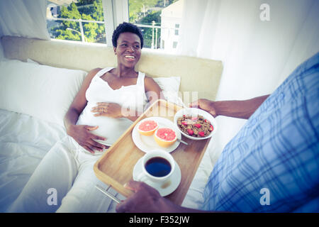 Erhöhte Ansicht der schwangeren Frau lächelnd Stockfoto