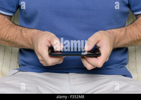 Man mit einem Smartphone, Close Up. Stockfoto