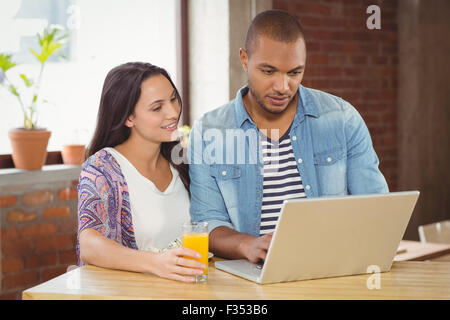 Geschäftsfrau hält Getränke von männlichen Kollegen Stockfoto