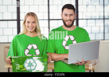 Porträt des Lächelns Freiwilligen Recycling Symbol-t-Shirts Stockfoto
