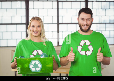 Porträt von fröhlichen Freiwilligen Recycling Symbol-t-Shirts Stockfoto
