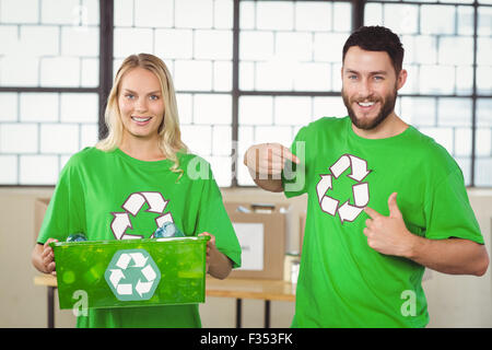 Porträt von freudigen Freiwilligen stehend Stockfoto