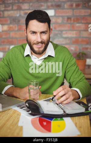 Porträt von lächelnden Geschäftsmann in Tagebuch zu schreiben Stockfoto