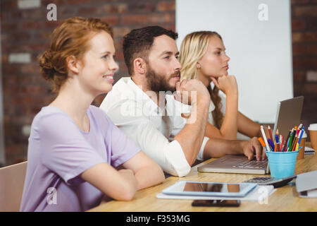 Konzentrierte sich Geschäftsleute mit Technologien, die im Büro sitzen Stockfoto