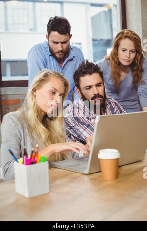 Geschäftsfrau, die Arbeiten am laptop Stockfoto