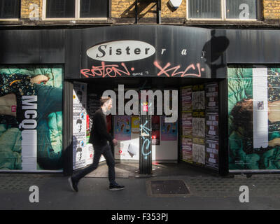 Ein Mann geht durch Berwick Street in Soho vor einem geschlossenen Plattenladen Stockfoto