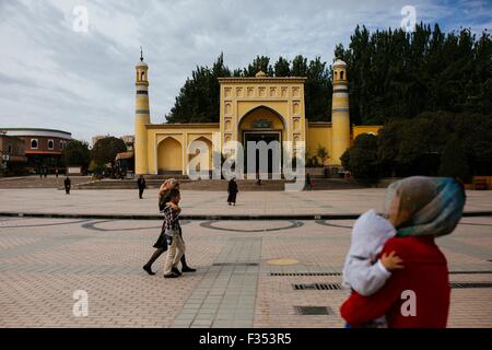 Kashgar, Chinas Xinjiang Uygur Autonome Region. 20. Sep, 2015. Fußgänger geht es vorbei an der ID-Kah Moschee in Kashgar, Nordwesten Chinas Xinjiang Uygur Autonome Region, 20. September 2015. Kashgar, die westlichste Stadt Chinas, war das Zentrum der Uygur Zivilisation seit Jahrhunderten ein Ort, wo Menschen zusammen kamen, um Handel und islamischen Lernens auf die Karawanenwege aus Europa und Persien nach China zu verbreiten. © Zhang Cheng/Xinhua/Alamy Live-Nachrichten Stockfoto