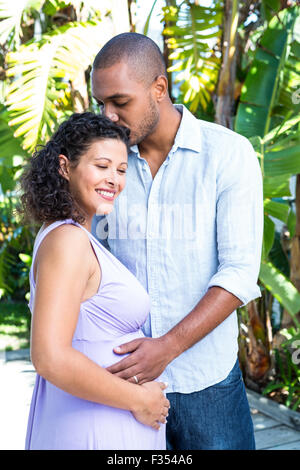 Mann küssen Kopf schwanger Frau Stockfoto