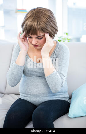 Schwangere Frau mit Kopfschmerzen Stockfoto