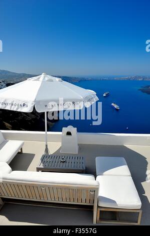 Ein Sonnenschirm Schatten Sitzecke im Honeymoon Petra Villas, Santorin Griechenland Stockfoto