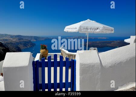 Eingang zu einem Sitzbereich im Honeymoon Petra Villas, Santorin Griechenland Stockfoto