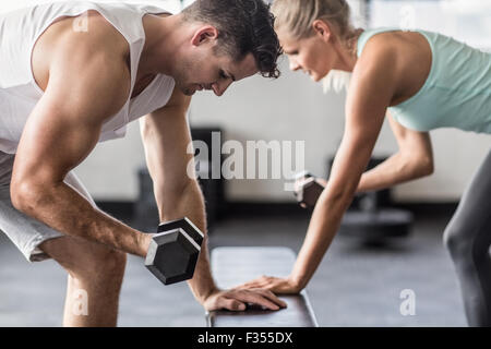 paar das Training mit Hanteln auf einer Trainingsbank Stockfoto