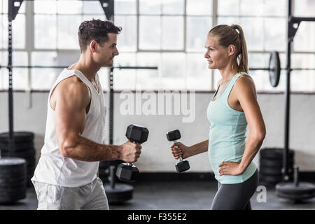 paar mit Hanteln im Fitnessstudio trainieren Stockfoto