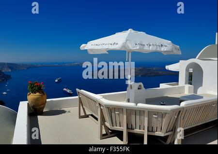 Ein Sonnenschirm Schatten Sitzecke im Honeymoon Petra Villas, Santorin Griechenland Stockfoto