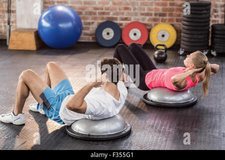Fit paar tun Bauch-crunches Stockfoto