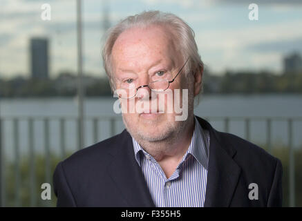 Hamburg, Deutschland. 29. Sep, 2015. Deutscher Publizist Manfred Bissinger stellt in seinem Büro in Hamburg, Deutschland, 29. September 2015. Bissinger feiert seinen 75. Geburtstag 5. Oktober 2015. Foto: Axel Heimken/Dpa/Alamy Live News Stockfoto