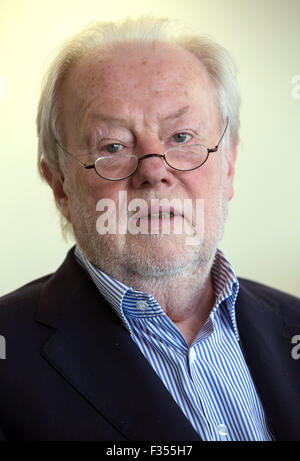 Hamburg, Deutschland. 29. Sep, 2015. Deutscher Publizist Manfred Bissinger stellt in seinem Büro in Hamburg, Deutschland, 29. September 2015. Bissinger feiert seinen 75. Geburtstag 5. Oktober 2015. Foto: Axel Heimken/Dpa/Alamy Live News Stockfoto