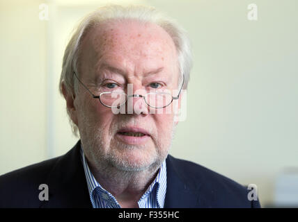 Hamburg, Deutschland. 29. Sep, 2015. Deutscher Publizist Manfred Bissinger stellt in seinem Büro in Hamburg, Deutschland, 29. September 2015. Bissinger feiert seinen 75. Geburtstag 5. Oktober 2015. Foto: Axel Heimken/Dpa/Alamy Live News Stockfoto