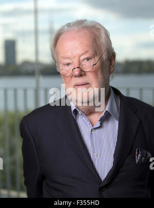 Hamburg, Deutschland. 29. Sep, 2015. Deutscher Publizist Manfred Bissinger stellt in seinem Büro in Hamburg, Deutschland, 29. September 2015. Bissinger feiert seinen 75. Geburtstag 5. Oktober 2015. Foto: Axel Heimken/Dpa/Alamy Live News Stockfoto