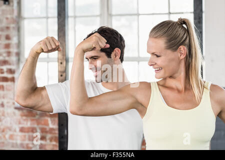 Paar Muskeln im Fitnessstudio Stockfoto