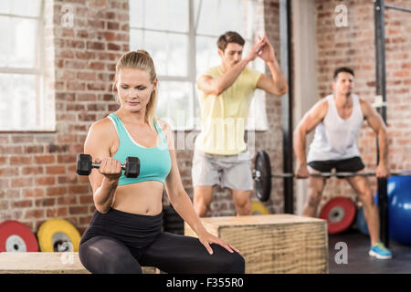 Passen Sie Menschen trainieren Sie im Fitness-Studio Stockfoto