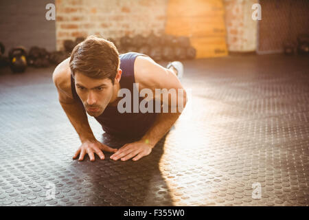 Mann tut Diamant Push-Ups Stockfoto