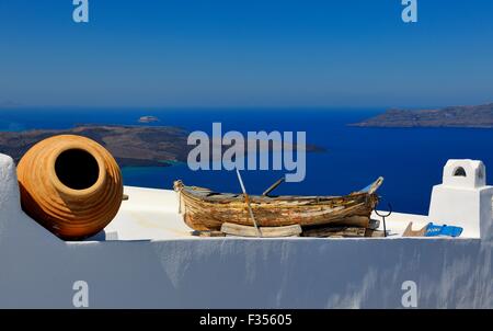 Ein altes Ruderboot auf einem Caldera Dach Santorini Griechenland Stockfoto