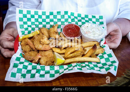 Fort Ft. Pierce Florida, City Marina, Original Tiki Bar & Restaurant, Meeresfrüchte, Restaurant Restaurants Essen Essen Essen Cafe Cafés, innen, Korb, Mittagessen, Stockfoto