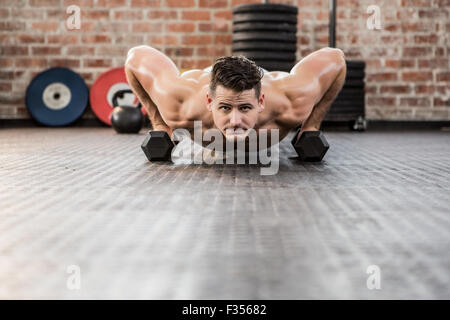 Porträt des Mannes tun Hantel Push Ups Stockfoto