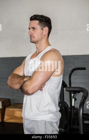 Gut aussehender Mann posiert mit verschränkten Armen Stockfoto