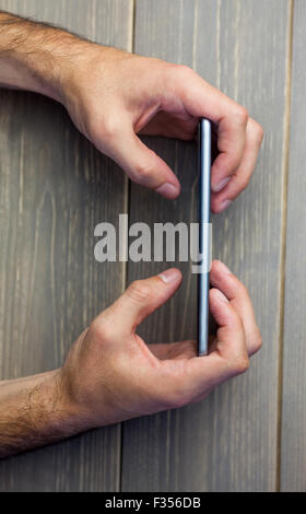 Person-Holding-Handy Stockfoto