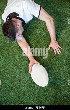 Erhöhte Ansicht des Mannes mit Rugby-ball Stockfoto
