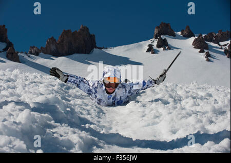 Ein Bergsteiger übt eine selbst Verhaftung-Technik mit einem Eispickel am Mount Shasta, Shasta Trinity National Forest, Kalifornien. Stockfoto