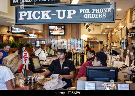 Florida Jupiter, TooJay's Original Gourmet Deli, Restaurant Restaurants Essen Essen Essen Cafe Cafés, innen, Schild, Pick-up counter, hispanische Frau femal Stockfoto