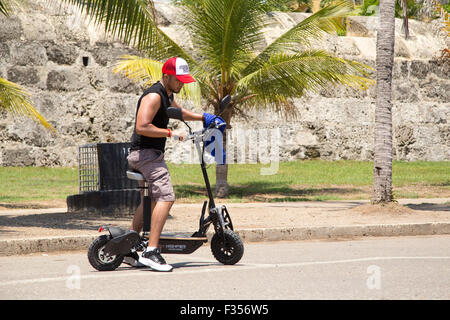 CARTAGENA - 13. SEPTEMBER: Unbekannter Mann mit ein Elektroroller auf 13. September 2015 in Cartagena, Kolumbien. Carta Stockfoto