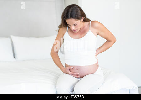 Unglücklich Schwangeren leiden unter Rückenschmerzen Stockfoto