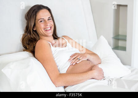 Porträt der stets gut gelaunte Frau entspannend auf Bett Stockfoto