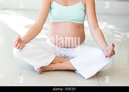 Geringen Teil der Frau sitzt mit gekreuzten Beinen Stockfoto