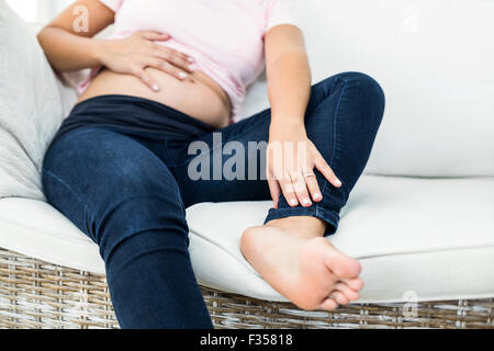 Geringen Teil der schwangeren Bauch zu berühren Stockfoto