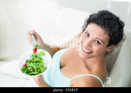 Porträt der glückliche Frau essen Salat Stockfoto