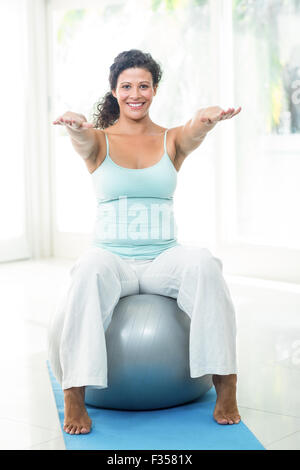 Schwangere Frau mit Ball trainieren Stockfoto