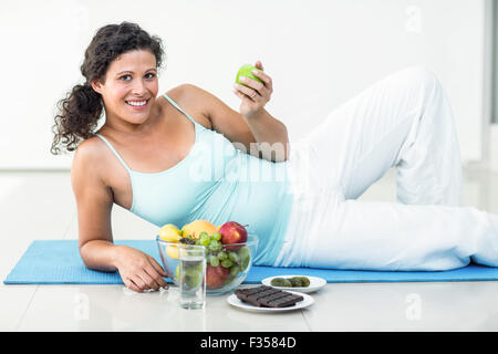 Porträt der schwangeren Frau hält einen Apfel Stockfoto