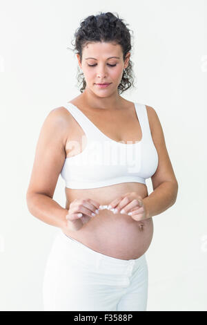 Schwangere Frau brechen Zigarette Stockfoto