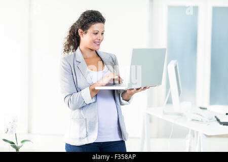 Schwanger Geschäftsfrau mit laptop Stockfoto