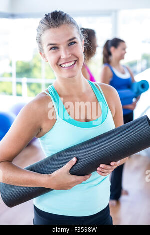 Portrait der schönen Frau lächelnd im Fitness-studio Stockfoto