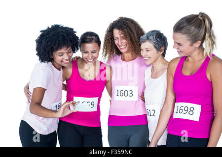 Lächelnde weibliche Athleten mit smartphone Stockfoto